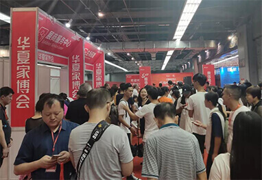 重庆家博会现场人流如织